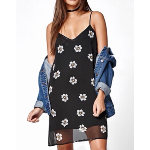 Kendall & Kylie Dresses & Skirts - Kendall & Kylie Black Floral Slip Shift Dress